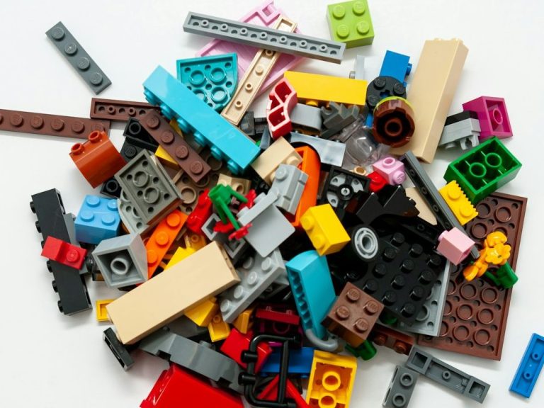 Start Bunte LEGO-Steine in unterschiedlicher Größe und Form, durcheinander gestapelt.